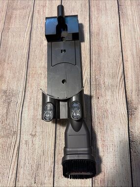 Dyson V8 wall mount + attachment